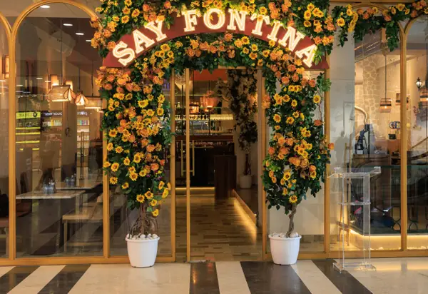 Say Fontina dining area